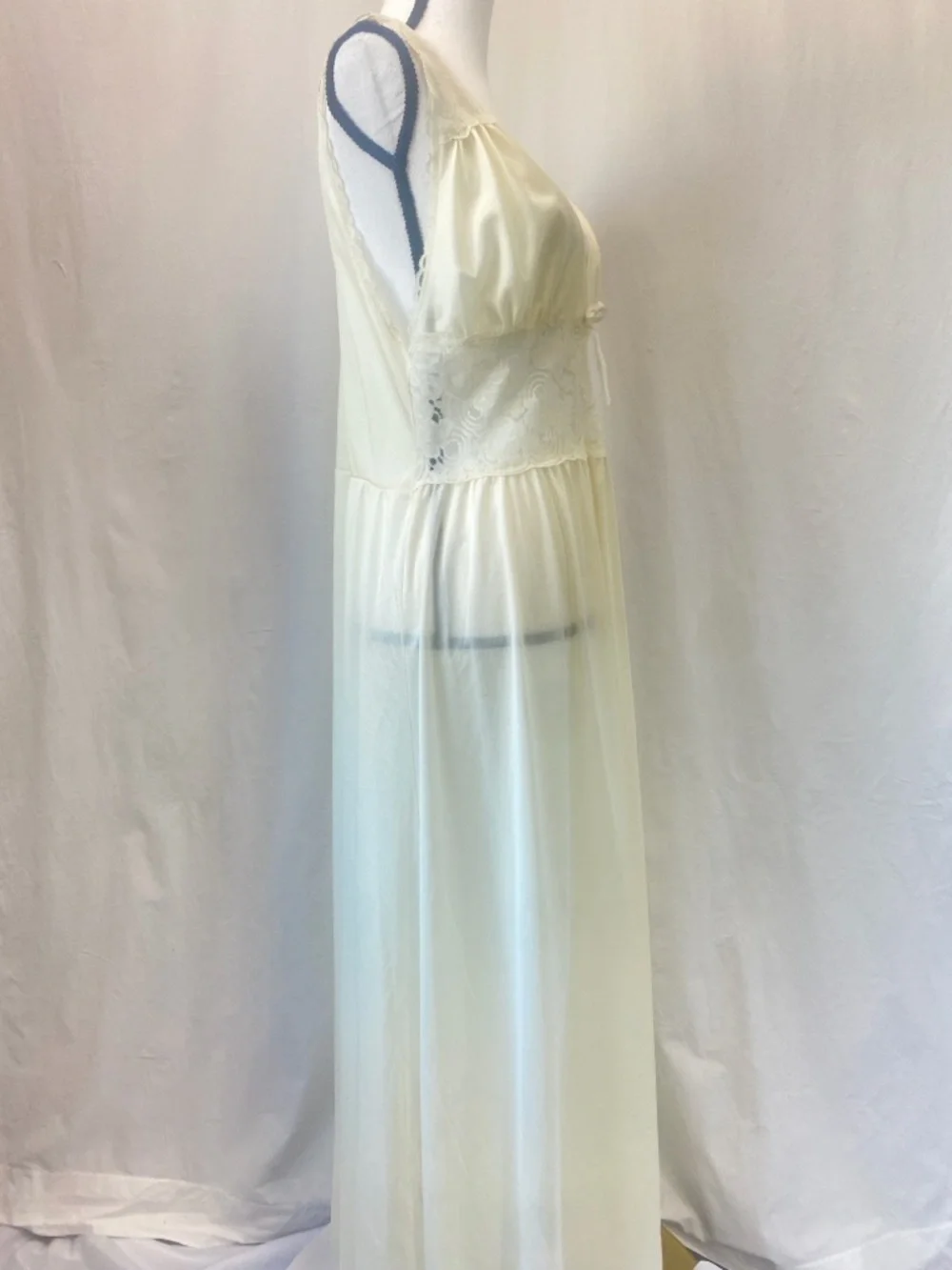 Vintage sheer nylon/chiffon nightgown lingerie Ivory Cream Lace 60s 70s Small - Picture 10 of 16